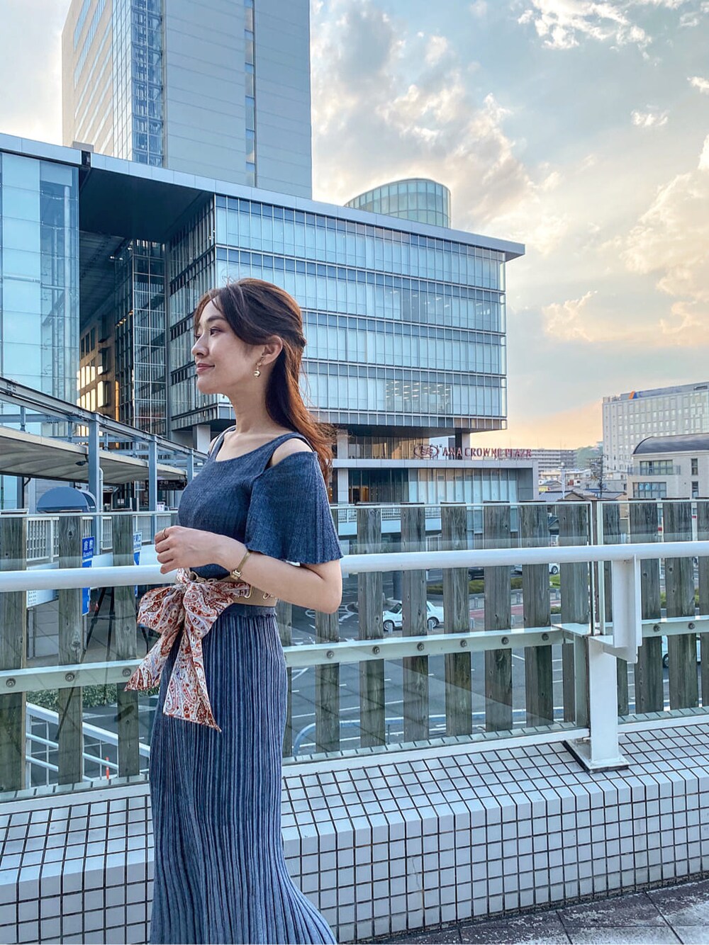 ブルー系のワンピース、ブラウン系のその他シューズ、ホワイト系のハンドバッグを着用したレディースの夏コーディネートの4枚目の写真