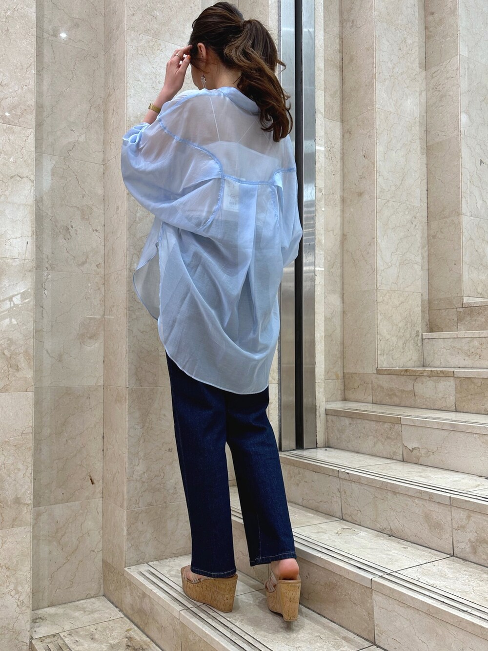 ブルー系のデニムパンツ、その他のサンダル、ホワイト系のキャミソールを着用したレディースの春コーディネートの4枚目の写真