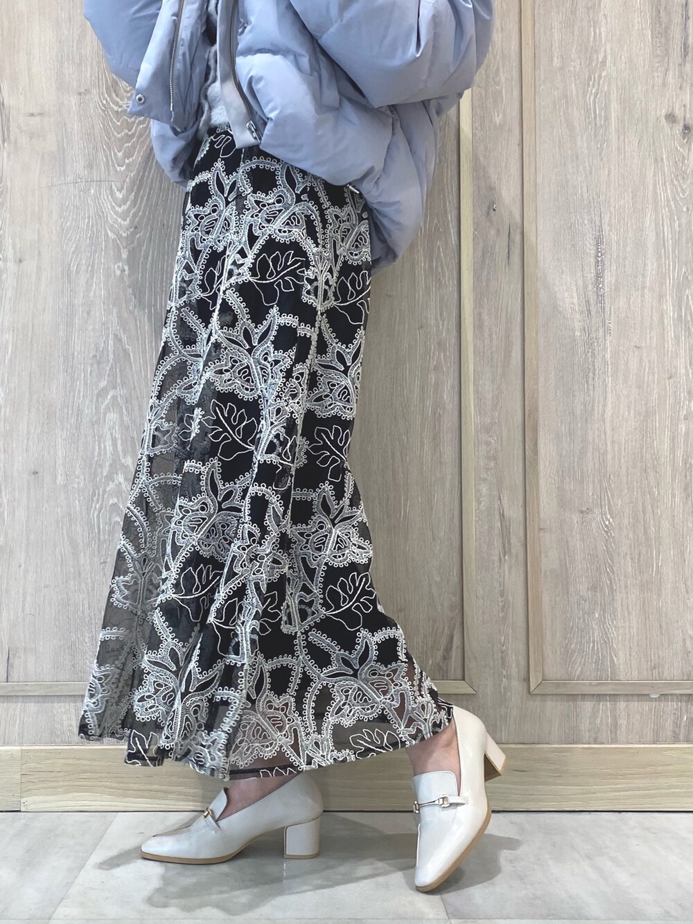 ホワイト系のローファー、グレー系のカーディガン/ボレロ、ブラック系のスカートを着用したレディースの冬コーディネートの7枚目の写真