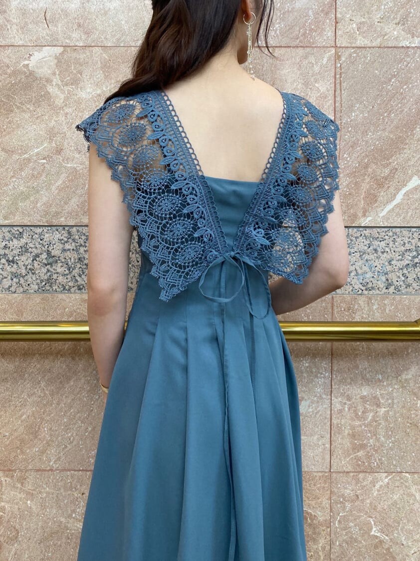 ベージュ系のパンプス、ブラック系のキャミソール、ブルー系のワンピースを着用したレディースの春コーディネートの2枚目の写真