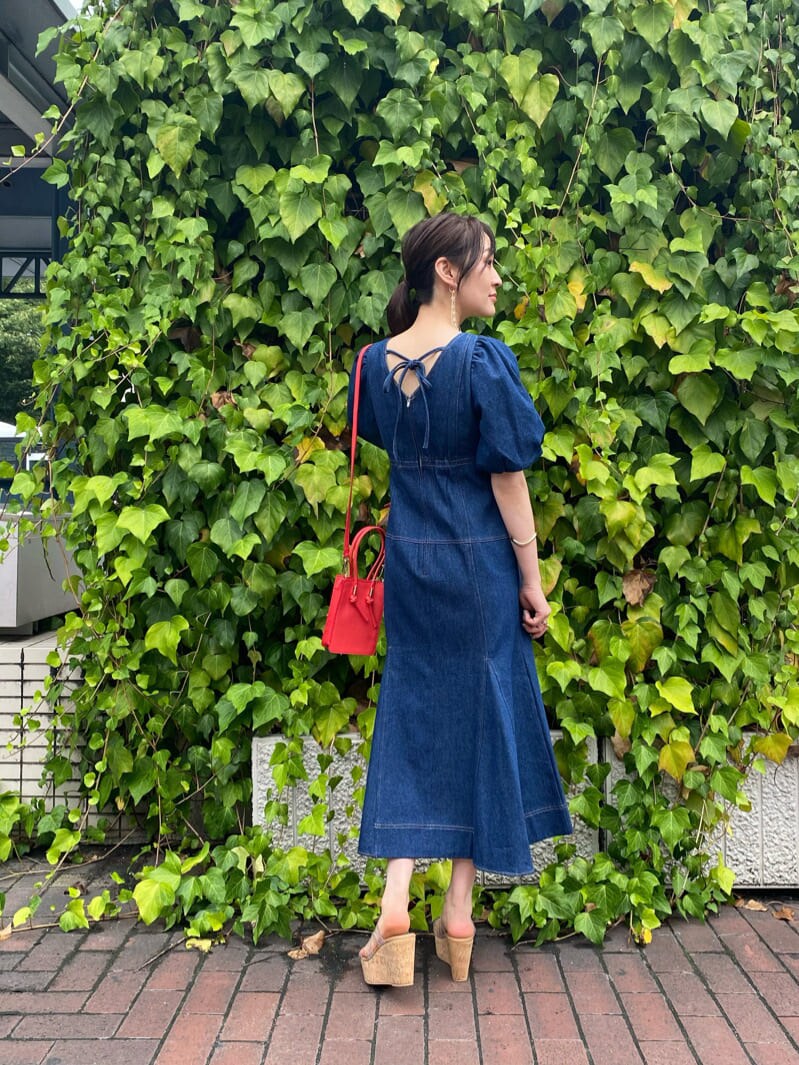 その他のサンダル、ブルー系のワンピース、レッド系のハンドバッグを着用したレディースの夏コーディネートの4枚目の写真