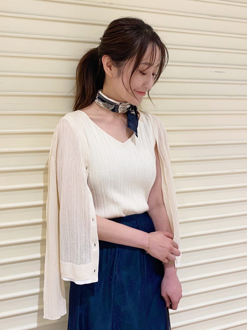 ホワイト系のカーディガン/ボレロ、ブラック系のパンプス、ホワイト系のニット/セーターを着用したレディースの夏コーディネートの5枚目の写真