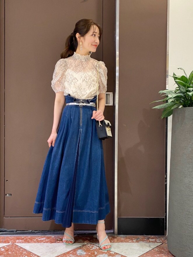 ブラウン系のサンダルを着用したレディースの夏コーディネートの2枚目の写真