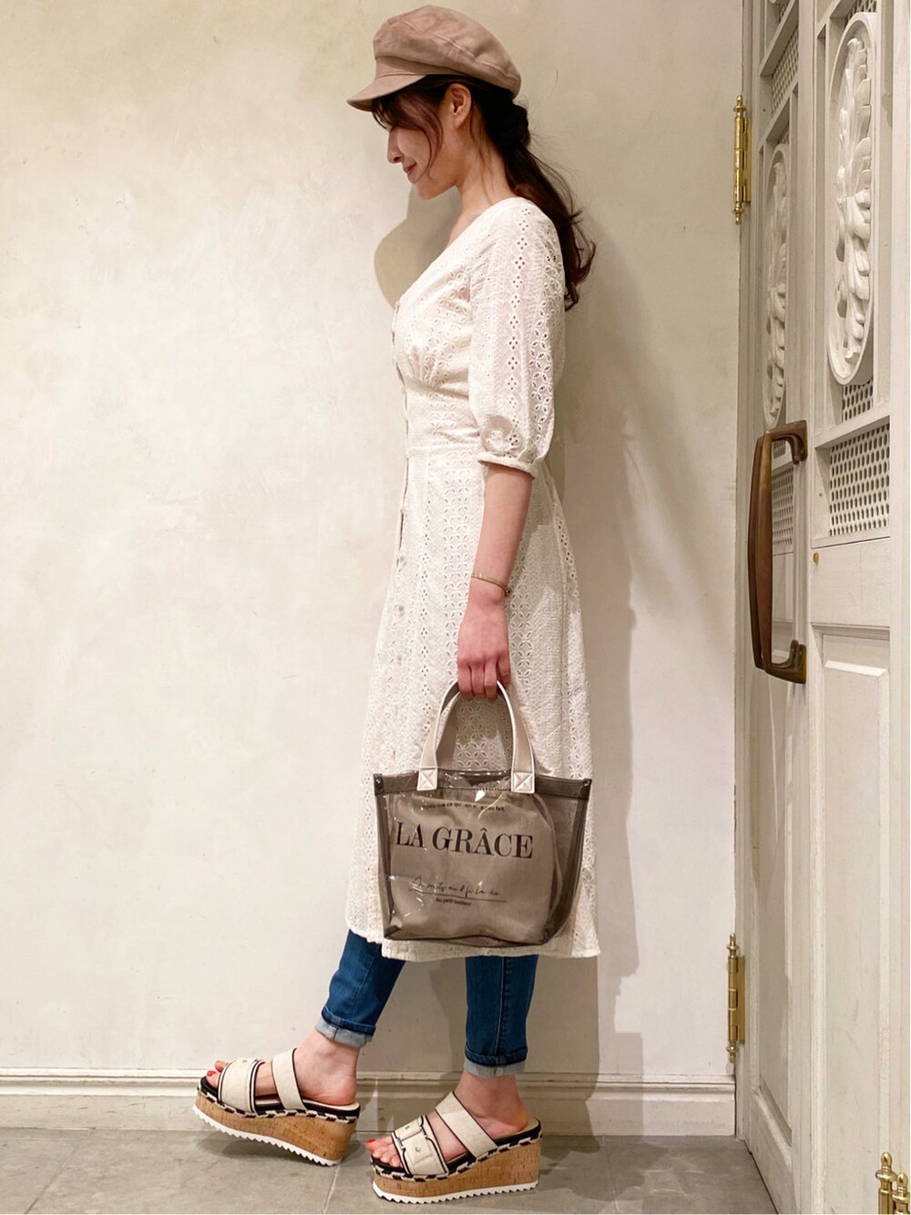 ブルー系のデニムパンツ、ベージュ系のキャスケットを着用したレディースの春コーディネートの2枚目の写真