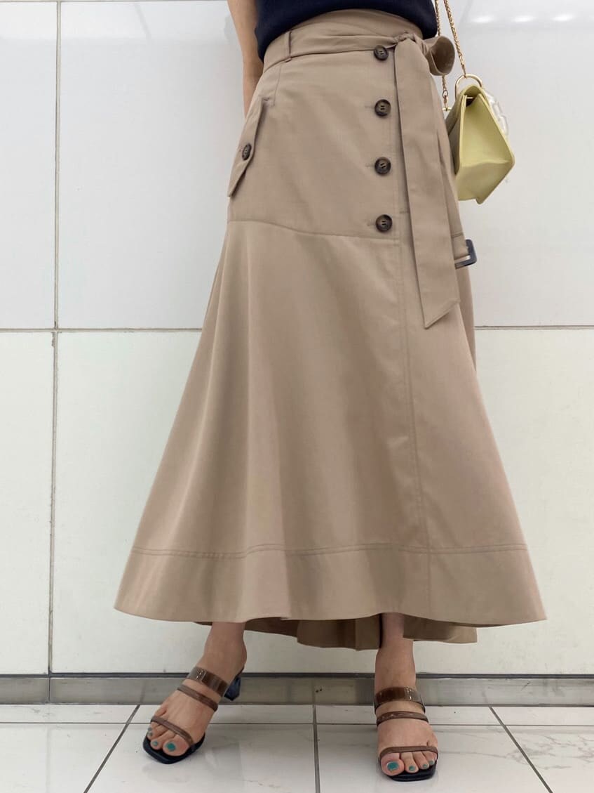 イエロー系のショルダーバッグ、ブラック系のキャミソール、ブラック系のサンダルを着用したレディースの春コーディネートの5枚目の写真