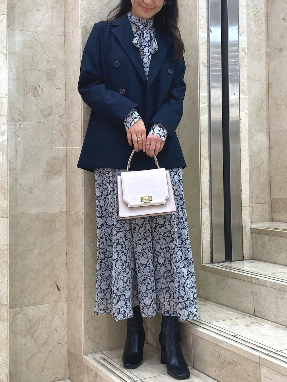 ブラック系のワンピース、ブラック系のブーツ、ブルー系のテーラードジャケットを着用したレディースの冬コーディネートの2枚目の写真