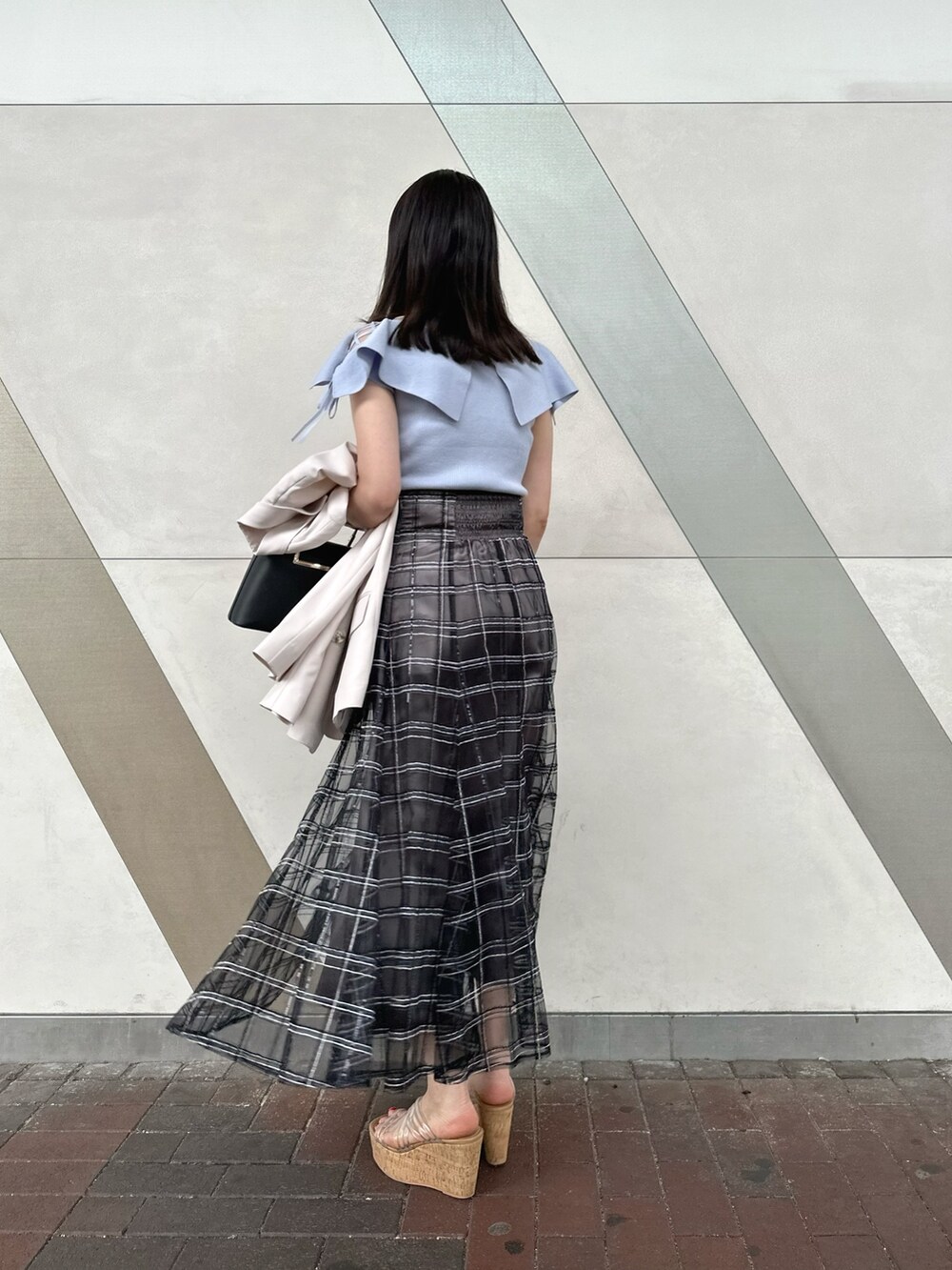 その他のサンダル、ブラック系のハンドバッグ、ブルー系のニット/セーターを着用したレディースの春コーディネートの3枚目の写真