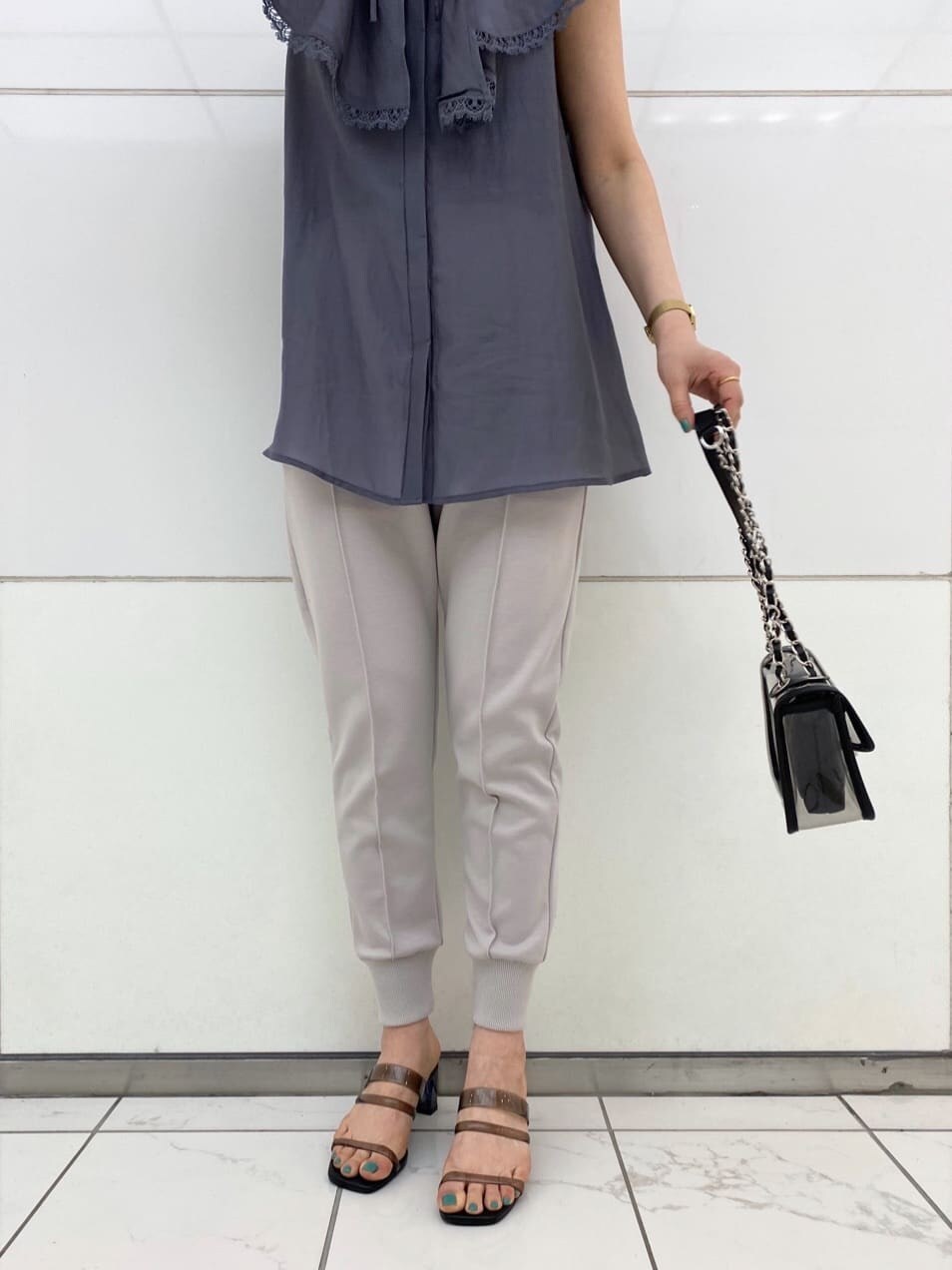 ブラック系のキャミソール、ブラック系のサンダル、ブラック系のショルダーバッグを着用したレディースの夏コーディネートの4枚目の写真