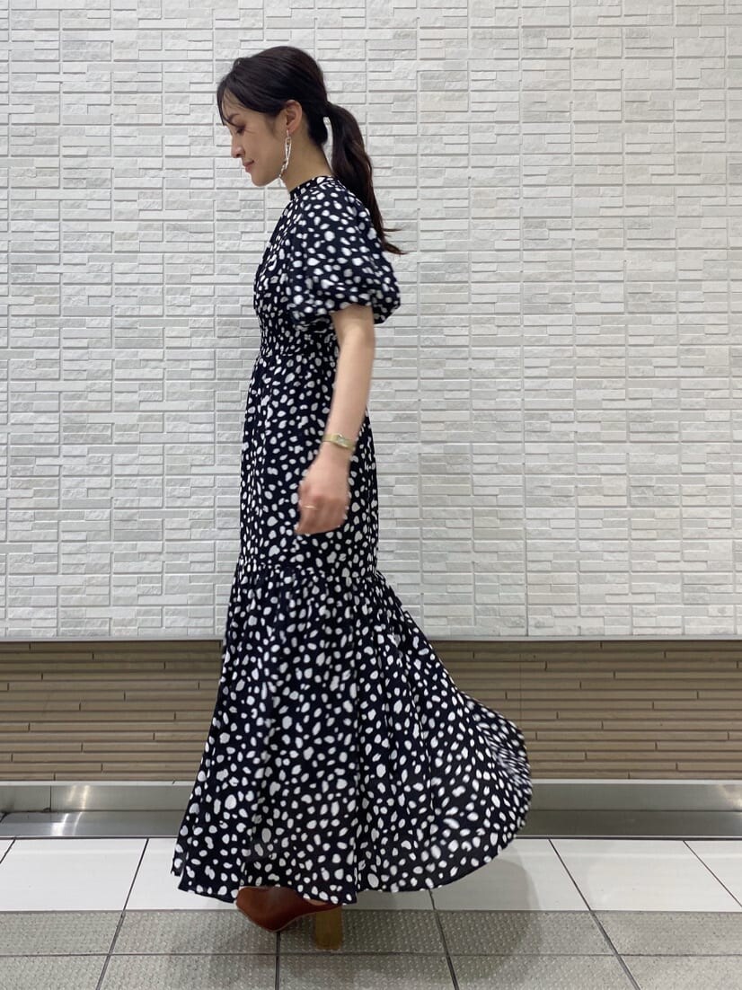 ブラウン系のサンダル、ベージュ系のキャミソール、ブラック系のワンピースを着用したレディースの夏コーディネートの7枚目の写真