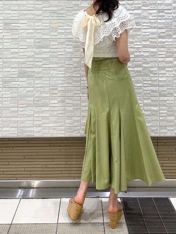 ホワイト系のTシャツ/カットソー、ホワイト系のシャツ/ブラウス、イエロー系のショルダーバッグを着用したレディースの春コーディネートの4枚目の写真