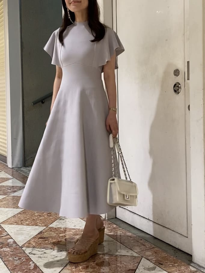 グレー系のワンピース、その他のサンダル、ホワイト系のショルダーバッグを着用したレディースの夏コーディネートの3枚目の写真