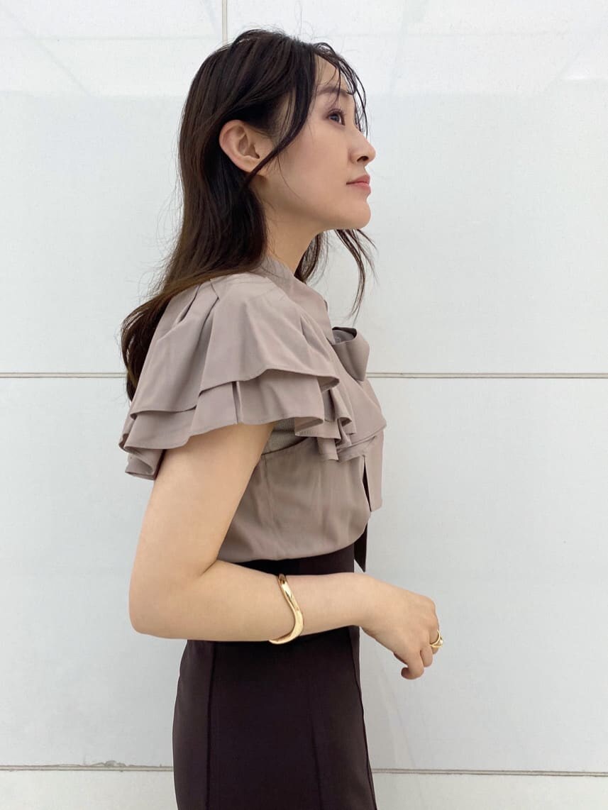 ピンク系のハンドバッグ、ブラウン系のサンダル、ベージュ系のシャツ/ブラウスを着用したレディースの夏コーディネートの6枚目の写真