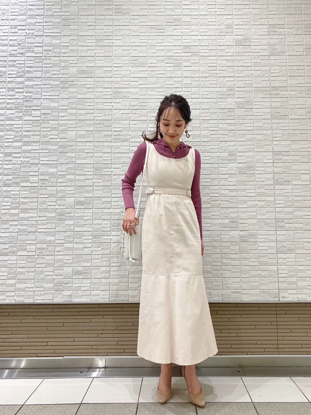 ベージュ系のパンプス、ホワイト系のワンピース、ピンク系のニット/セーターを着用したレディースの冬コーディネートの4枚目の写真