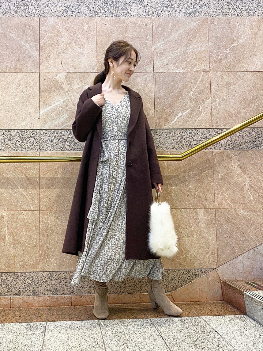 グレー系のワンピースを着用したレディースの秋コーディネートの2枚目の写真