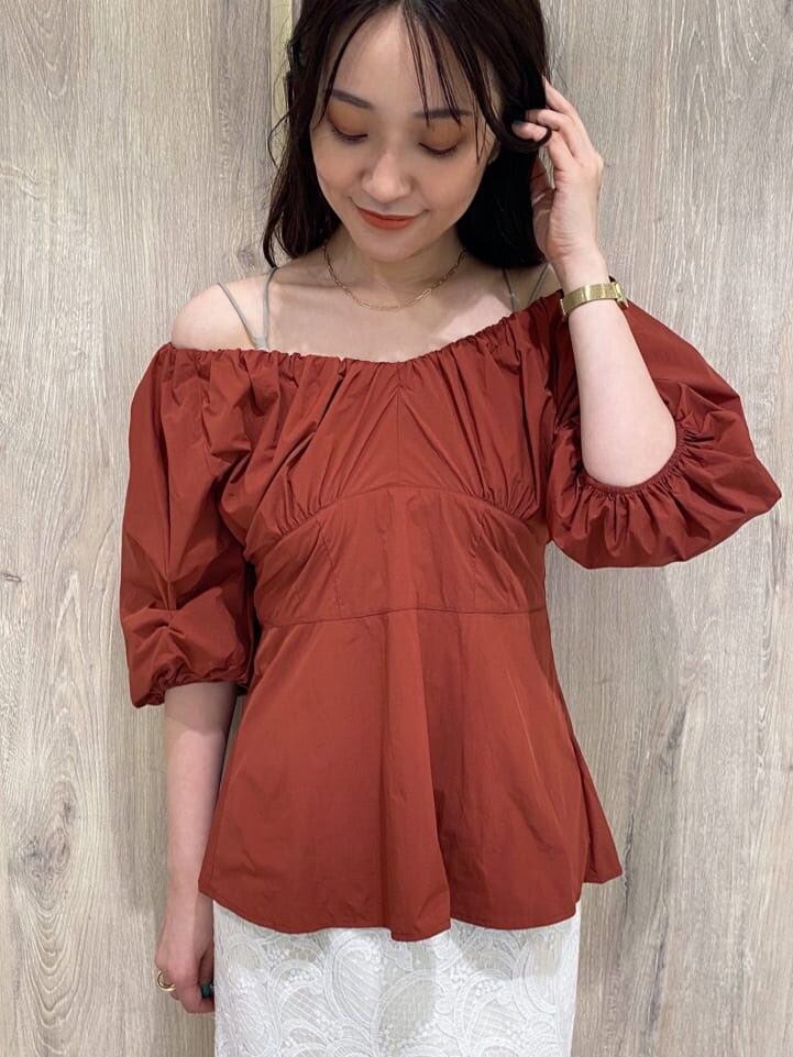 ベージュ系のキャミソール、ブラウン系のサンダル、ブラウン系のシャツ/ブラウスを着用したレディースの夏コーディネートの4枚目の写真