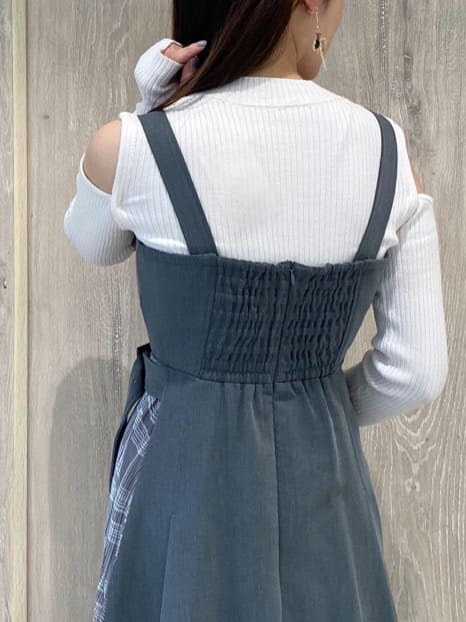 ブラウン系のサンダル、グレー系のジャンパースカート、ホワイト系のニット/セーターを着用したレディースの夏コーディネートの9枚目の写真