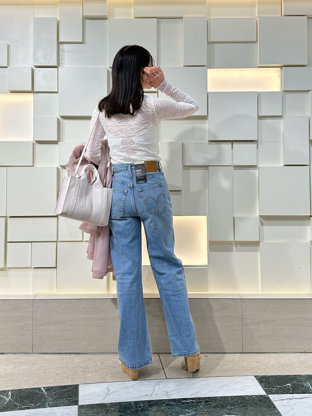 ホワイト系のキャミソール、ホワイト系のTシャツ/カットソー、その他のサンダルを着用したレディースの春コーディネートの4枚目の写真