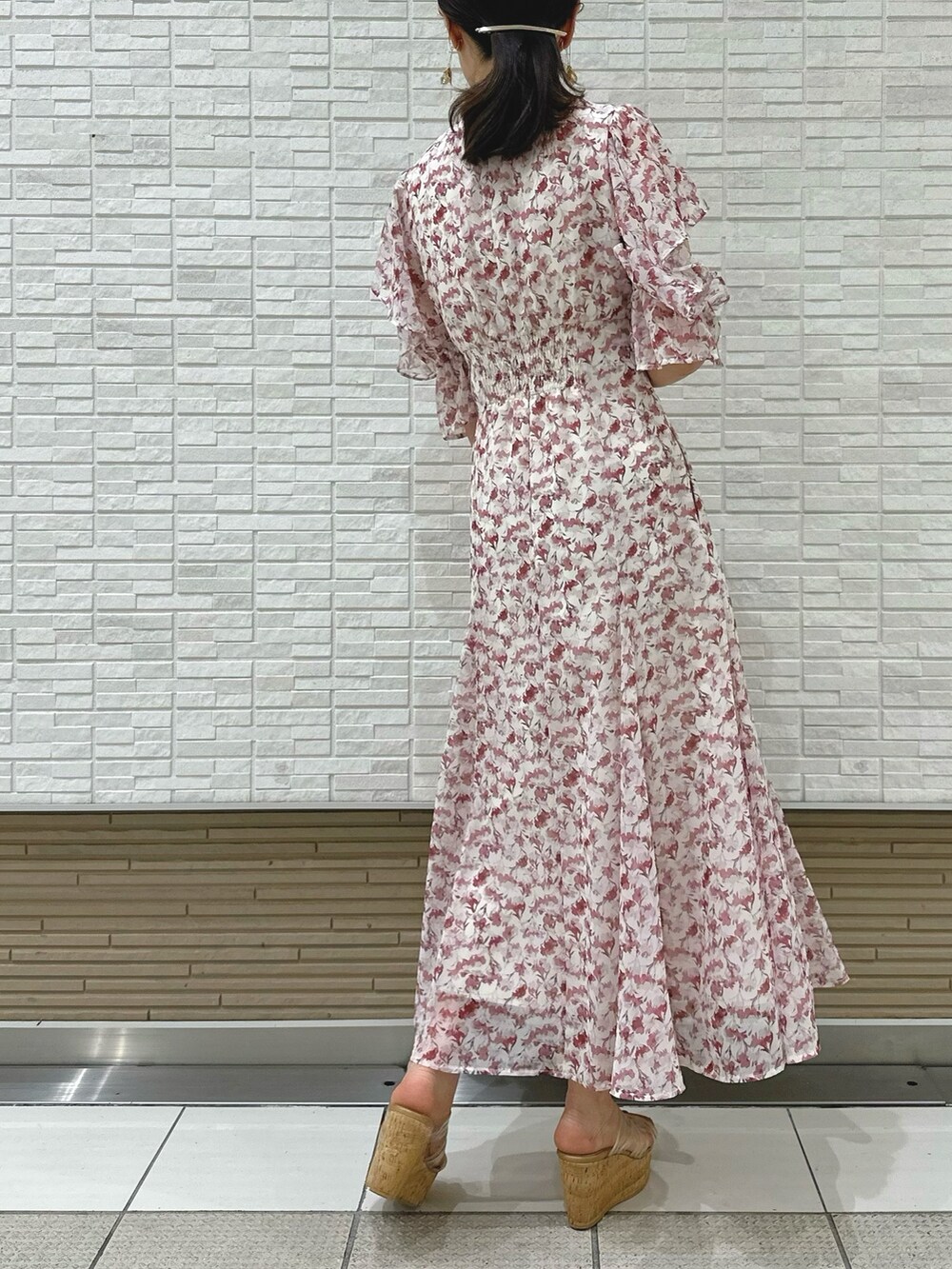 その他のサンダル、ピンク系のワンピース、ホワイト系のハンドバッグを着用したレディースの春コーディネートの6枚目の写真