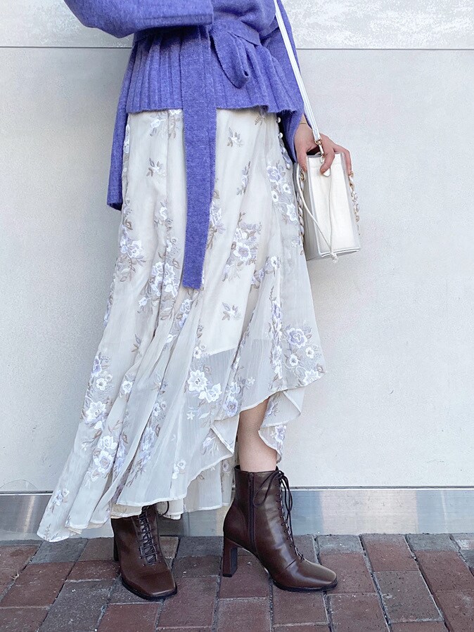 その他のイヤリングを着用したレディースの秋コーディネートの6枚目の写真