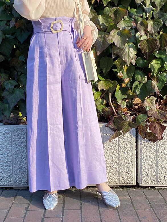 シルバー系のサンダル、ベージュ系のニット/セーター、ホワイト系のハンドバッグを着用したレディースの冬コーディネートの4枚目の写真