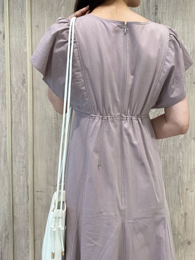 ベージュ系のワンピース、ホワイト系のサンダル、ホワイト系のハンドバッグを着用したレディースの夏コーディネートの7枚目の写真