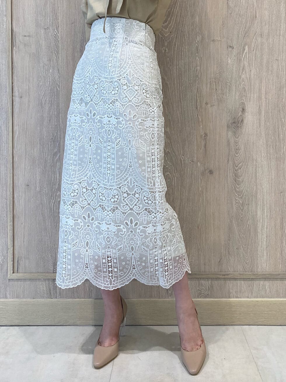 ホワイト系のスカート、ベージュ系のシャツ/ブラウス、ベージュ系のパンプスを着用したレディースの夏コーディネートの7枚目の写真