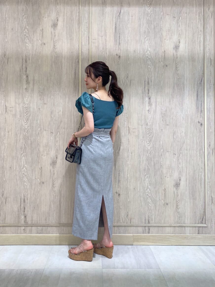 その他のサンダル、ブラック系のショルダーバッグ、ベージュ系のキャミソールを着用したレディースの夏コーディネートの7枚目の写真