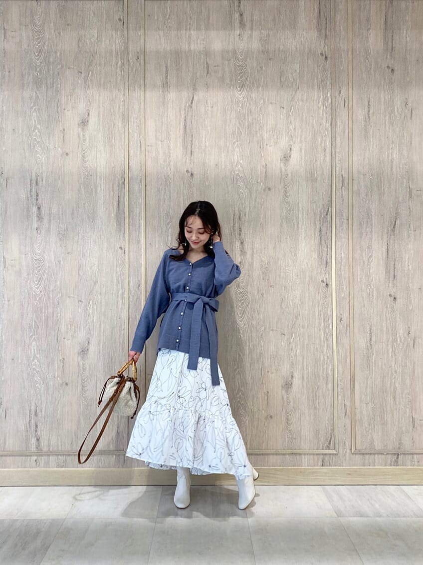 ホワイト系のその他シューズ、ホワイト系のその他アウター、ブルー系のワンピースを着用したレディースの秋コーディネートの3枚目の写真