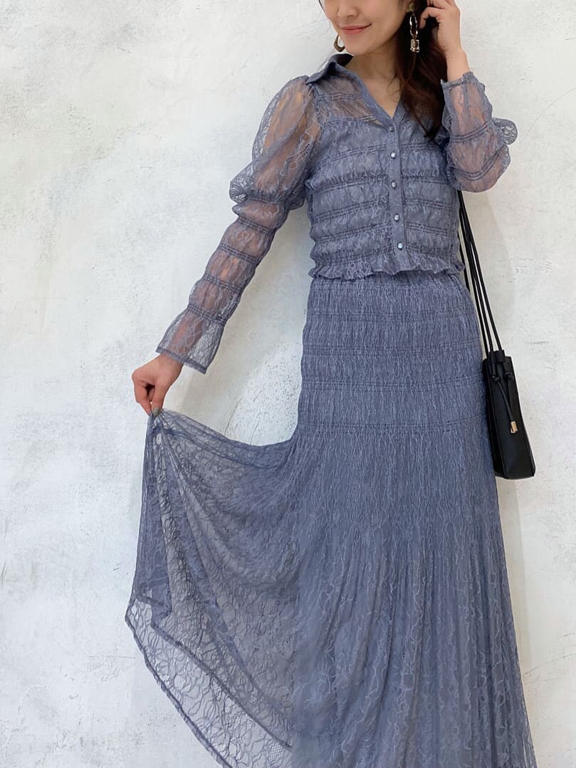 ホワイト系のTシャツ/カットソー、ブルー系のシャツ/ブラウス、ブラック系のその他シューズを着用したレディースの冬コーディネートの4枚目の写真