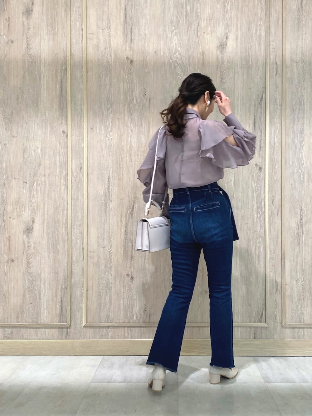 パープル系のシャツ/ブラウス、ホワイト系のチューブトップ、ピンク系のハンドバッグを着用したレディースの冬コーディネートの3枚目の写真