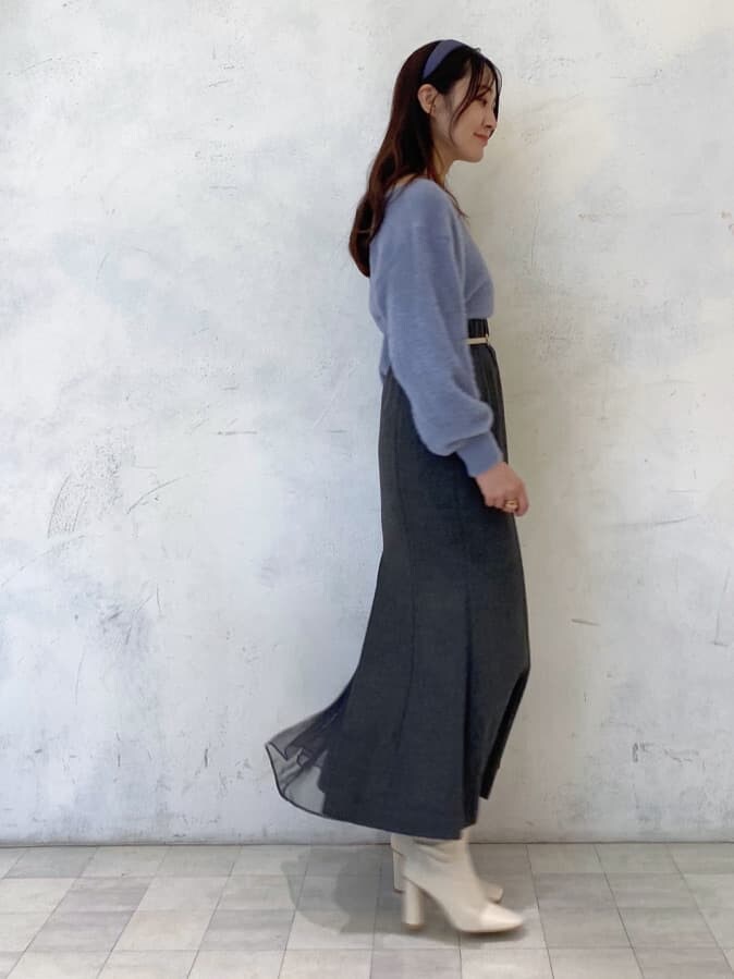 ホワイト系のブーツ、グレー系のスカート、ブルー系のニット/セーターを着用したレディースの秋コーディネートの4枚目の写真