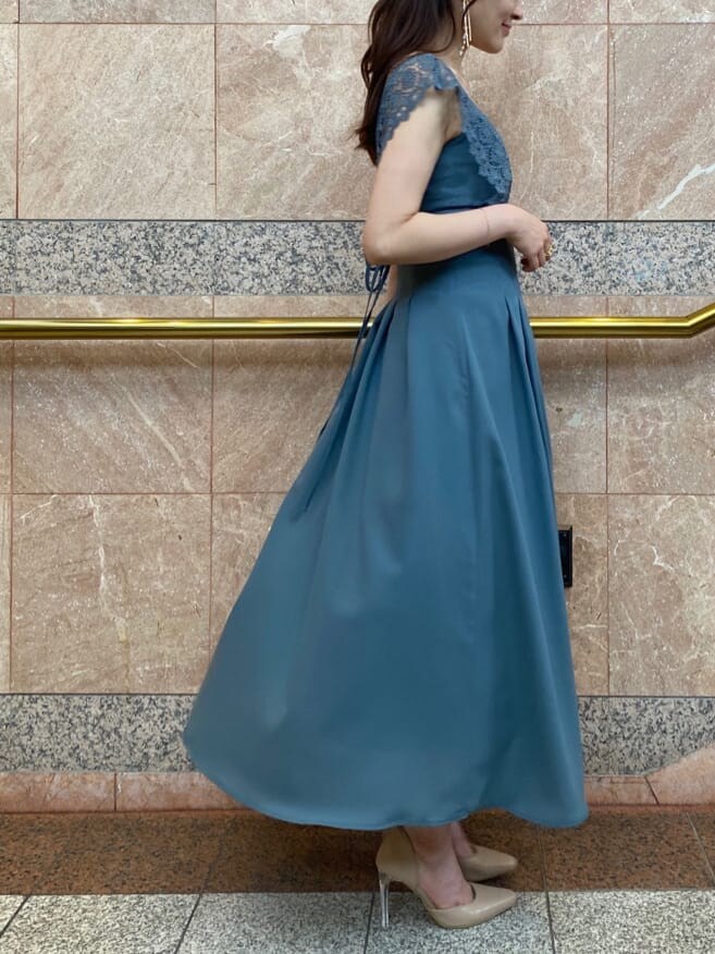 ベージュ系のパンプス、ブラック系のキャミソール、ブルー系のワンピースを着用したレディースの春コーディネートの7枚目の写真