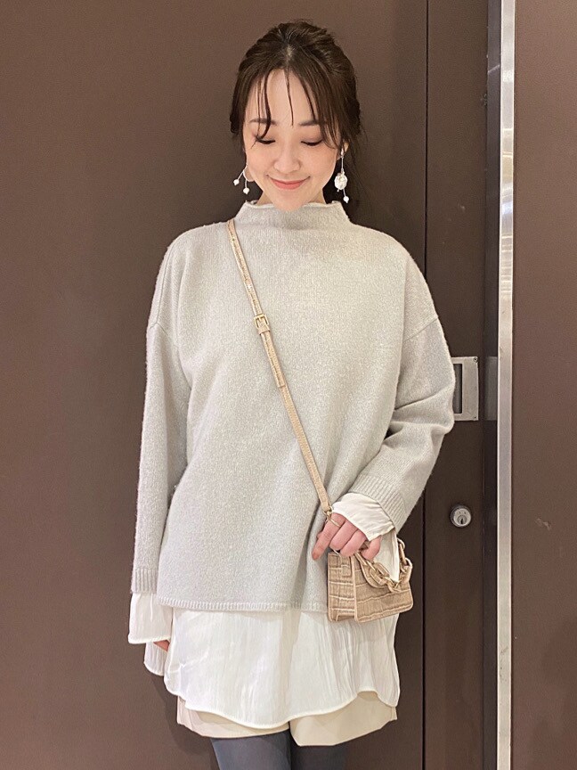 ホワイト系のその他パンツ、ベージュ系のハンドバッグ、グリーン系のニット/セーターを着用したレディースの冬コーディネートの4枚目の写真