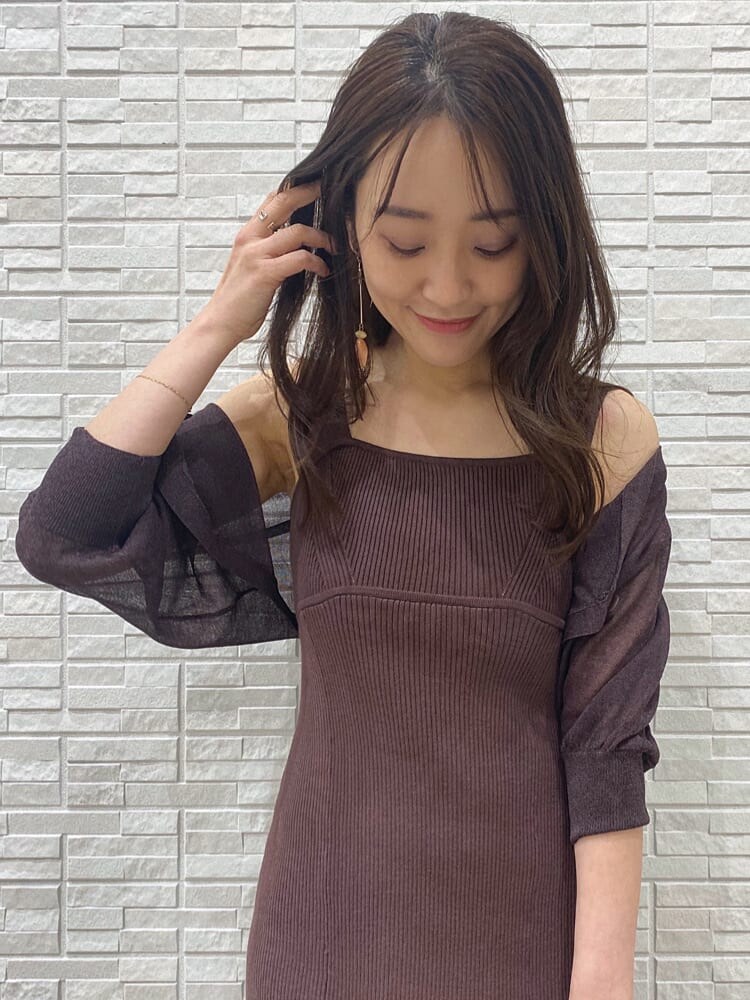 ホワイト系のTシャツ/カットソー、ホワイト系のハンドバッグ、その他のサンダルを着用したレディースの春コーディネートの4枚目の写真