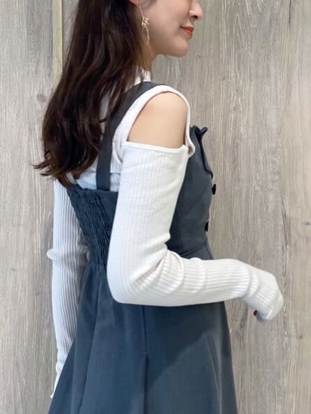 ブラウン系のサンダル、グレー系のジャンパースカート、ホワイト系のニット/セーターを着用したレディースの夏コーディネートの7枚目の写真