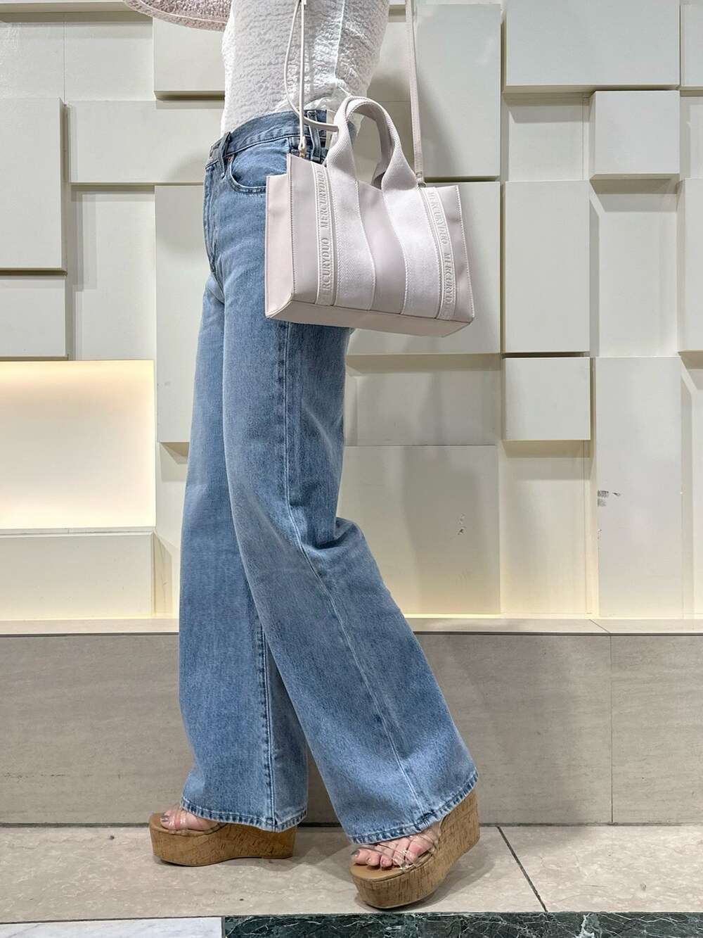 ホワイト系のキャミソール、ホワイト系のTシャツ/カットソー、その他のサンダルを着用したレディースの春コーディネートの9枚目の写真