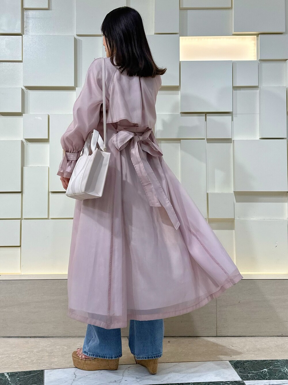 ホワイト系のキャミソール、その他のサンダル、ピンク系のトートバッグを着用したレディースの春コーディネートの4枚目の写真