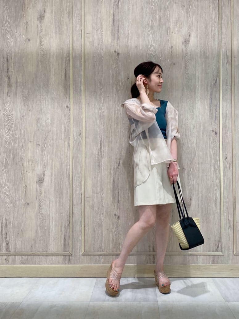 その他のサンダル、ブラック系のトートバッグ、ベージュ系のシャツ/ブラウスを着用したレディースの春コーディネートの3枚目の写真