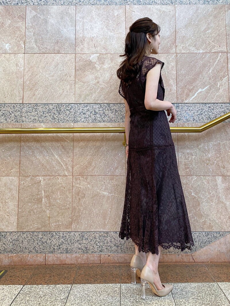 ベージュ系のパンプス、ブラック系のTシャツ/カットソー、ピンク系のその他アウターを着用したレディースの冬コーディネートの8枚目の写真