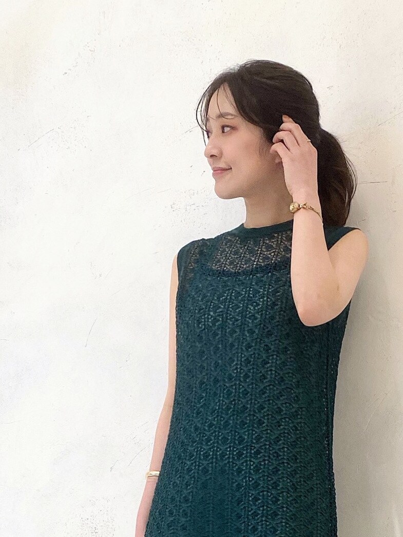 ホワイト系のサンダル、グリーン系のワンピース、ホワイト系のハンドバッグを着用したレディースの春コーディネートの4枚目の写真