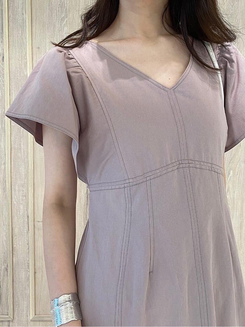 ベージュ系のワンピース、ホワイト系のサンダル、ホワイト系のハンドバッグを着用したレディースの夏コーディネートの5枚目の写真