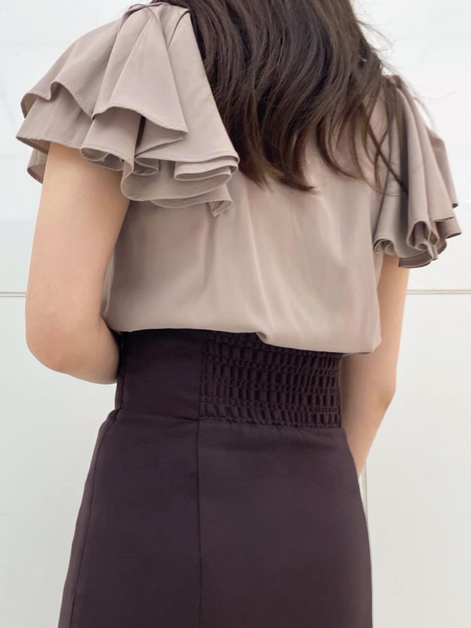 ピンク系のハンドバッグ、ブラウン系のサンダル、ベージュ系のシャツ/ブラウスを着用したレディースの夏コーディネートの7枚目の写真