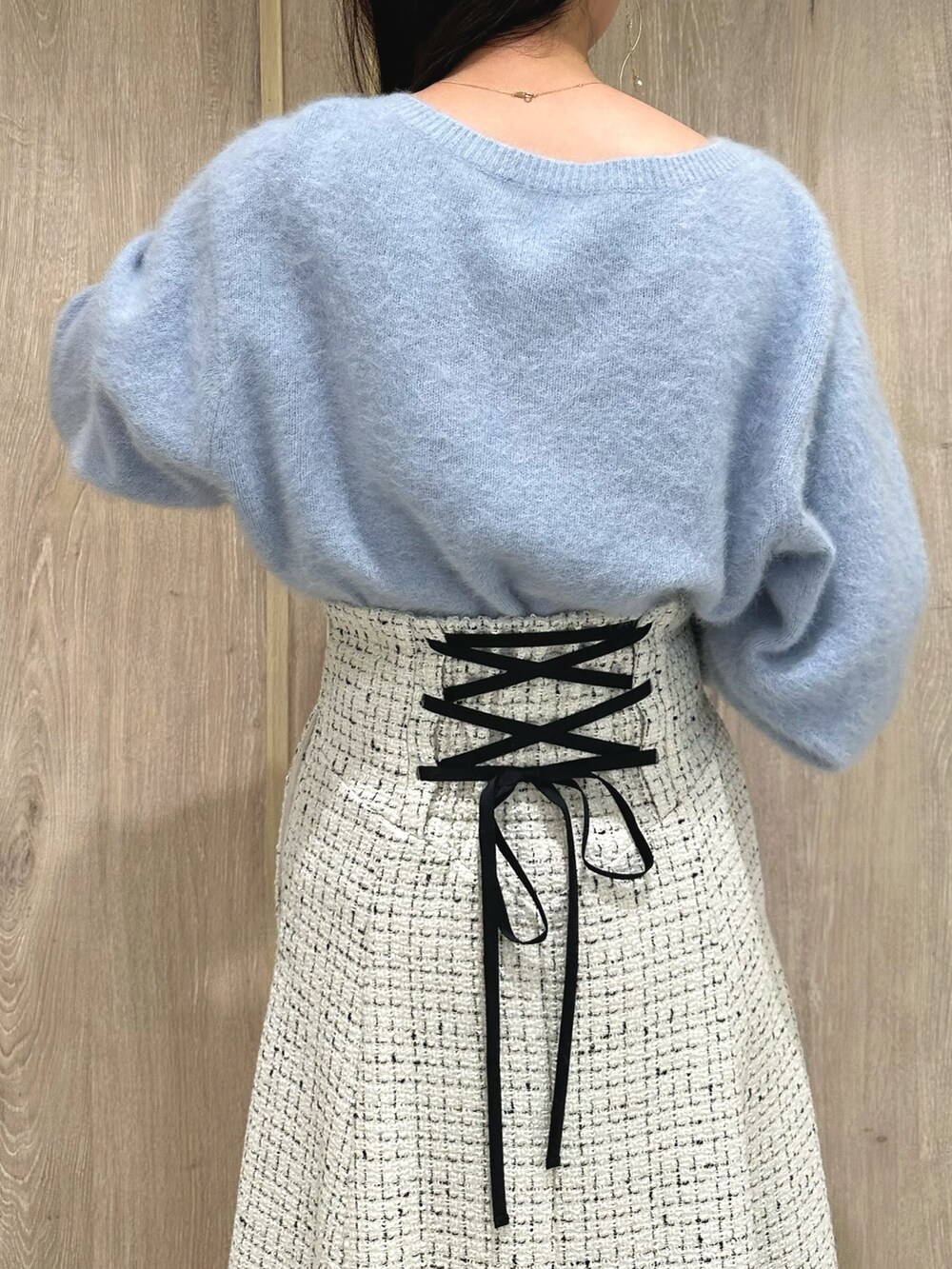 ホワイト系のスカート、ブルー系のカーディガン/ボレロ、ブラウン系のブーツを着用したレディースの秋コーディネートの8枚目の写真