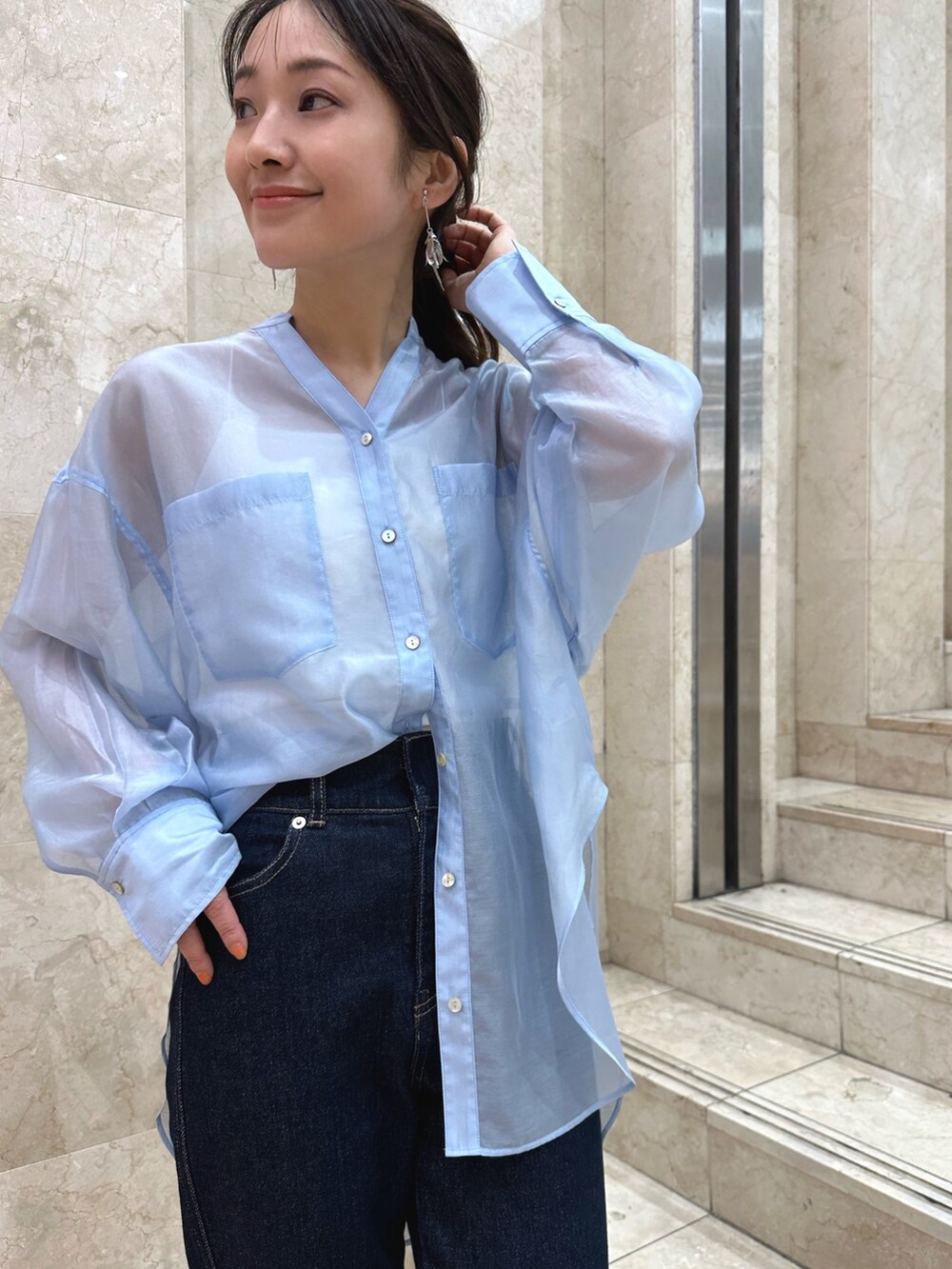 ブルー系のデニムパンツ、その他のサンダル、ホワイト系のキャミソールを着用したレディースの春コーディネートの5枚目の写真