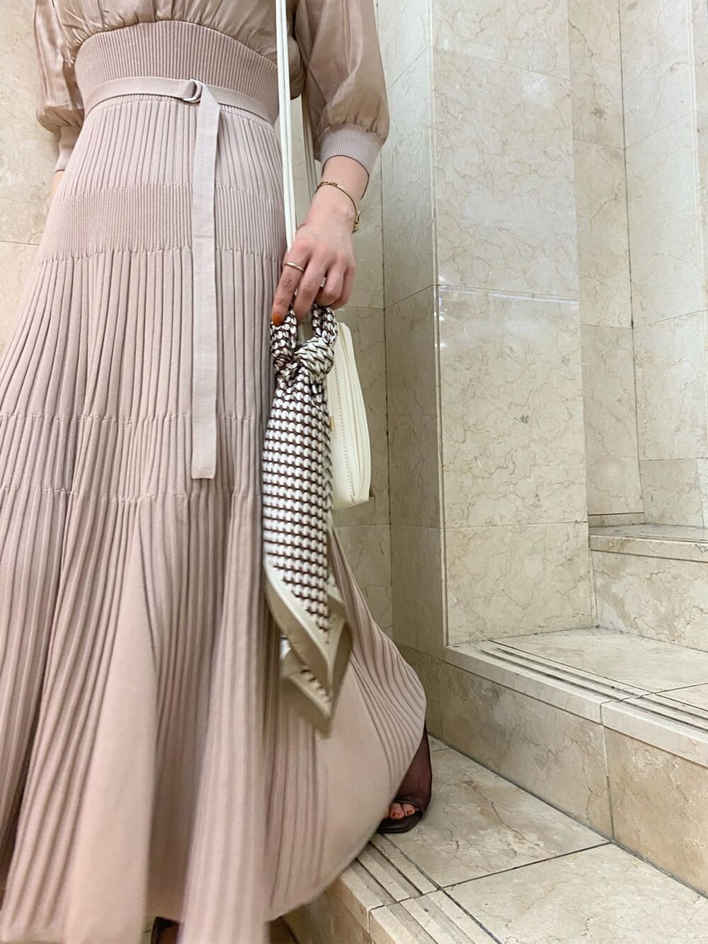 ピンク系のワンピース、ブラウン系のその他シューズ、ホワイト系のハンドバッグを着用したレディースの夏コーディネートの9枚目の写真