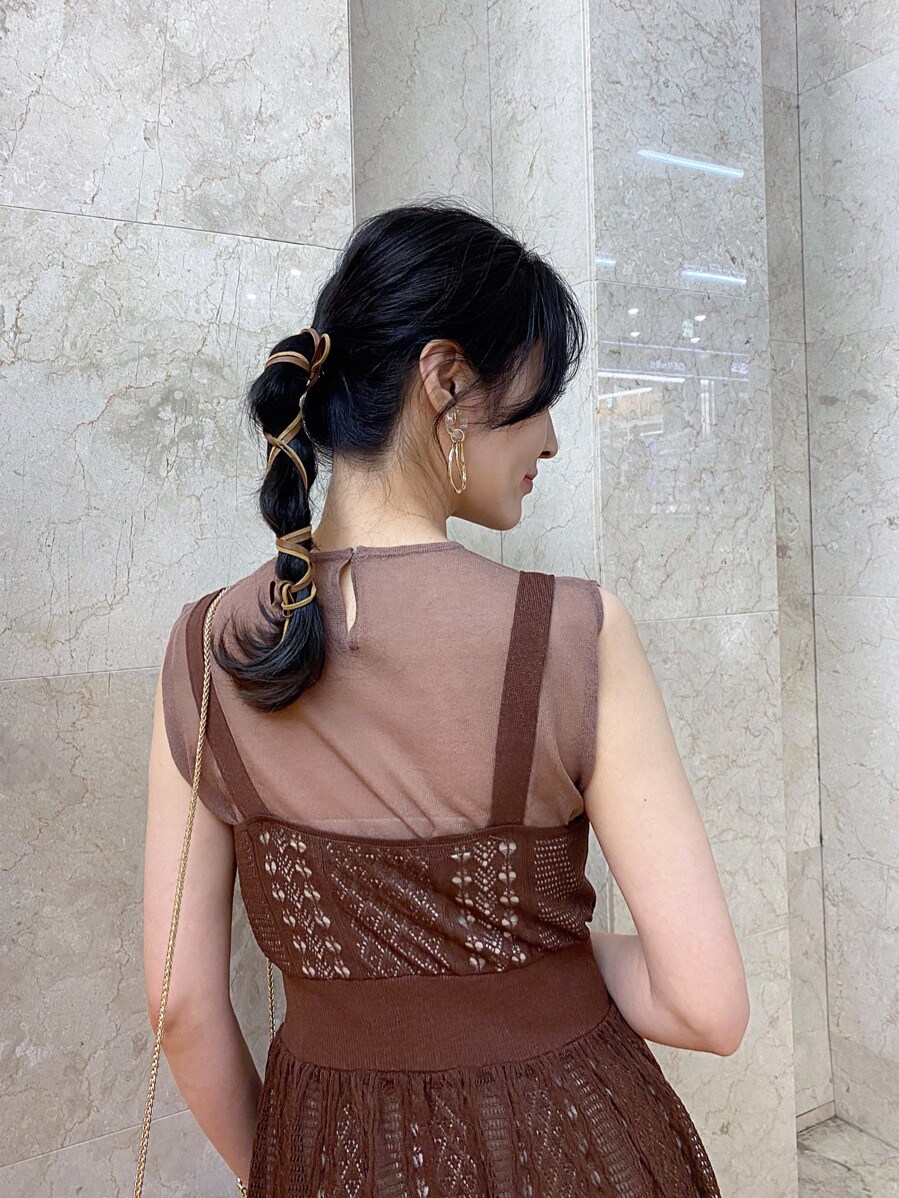 ベージュ系のキャミソール、ホワイト系のサンダル、ブラウン系のワンピースを着用したレディースの春コーディネートの7枚目の写真