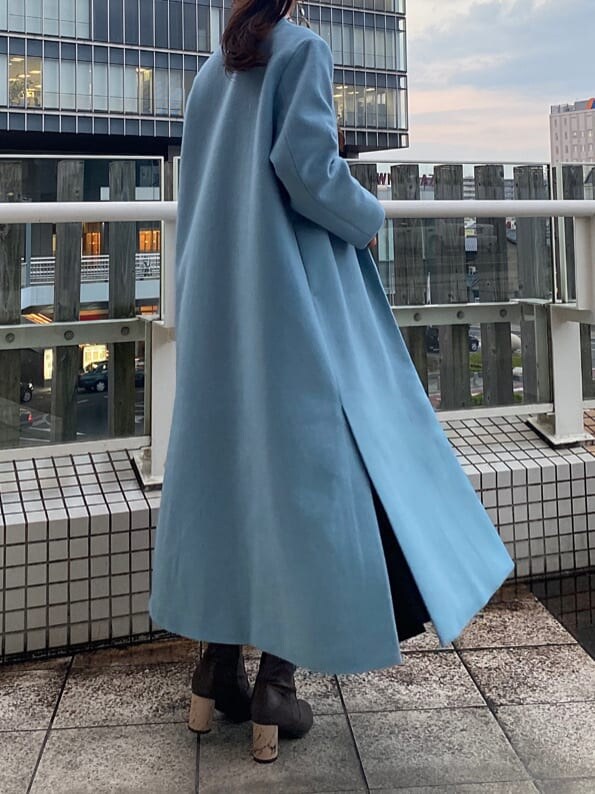 ブラウン系のその他シューズ、ブルー系のノーカラーコート、ブラック系のワンピースを着用したレディースの秋コーディネートの10枚目の写真