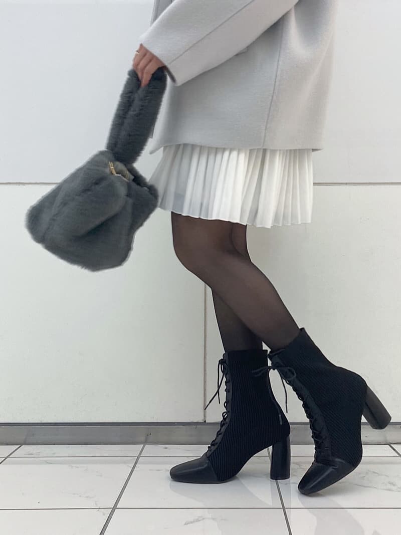 グリーン系のブルゾン、ブラック系のブーツ、グレー系のワンピースを着用したレディースの冬コーディネートの4枚目の写真