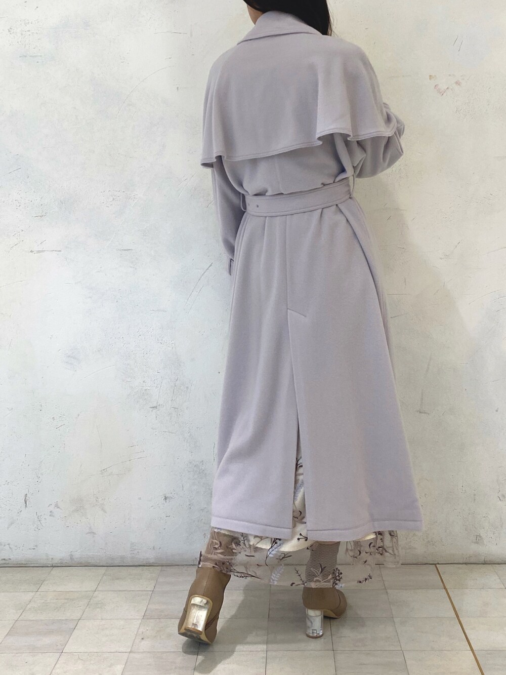 ブラウン系のニット/セーター、グレー系のその他アウター、ベージュ系のブーツを着用したレディースの秋コーディネートの10枚目の写真