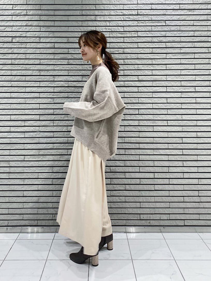 ホワイト系のTシャツ/カットソー、ベージュ系のニット/セーター、ホワイト系のその他パンツを着用したレディースの秋コーディネートの3枚目の写真